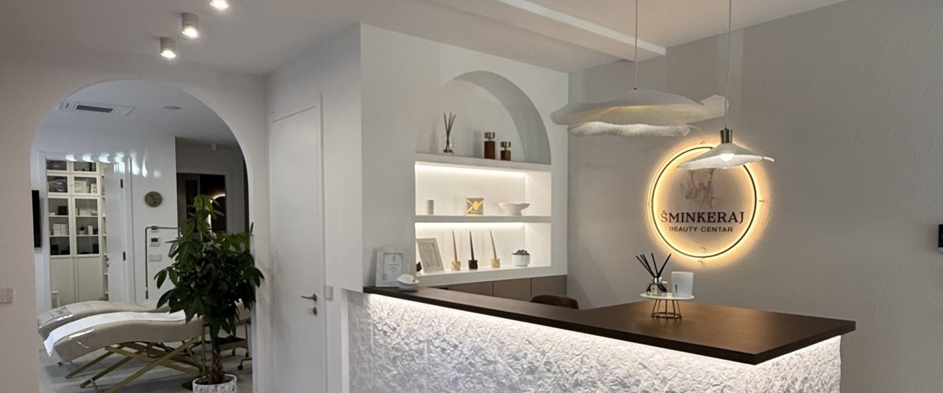 Beauty centar Šminkeraj - info pult s osvijetljenim logotipom